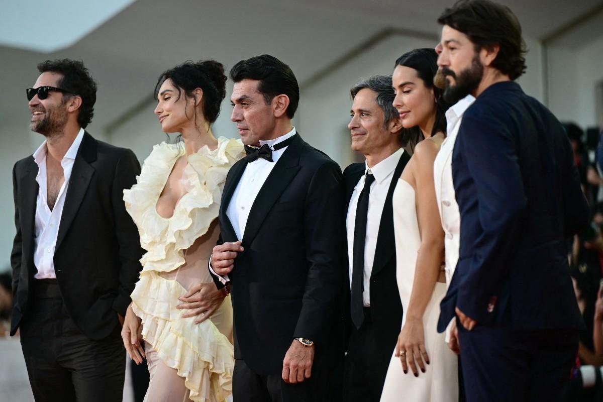 Manuel Garcia Rulfo, a brasileira Debora Nascimento, Jorge Salinas, Gael Garcia Bernal, Esmeralda Pimentel e Diego Luna, a equipe de &ldquo;Hombre Al Agua&rdquo;, no tapete vermelho de Veneza
