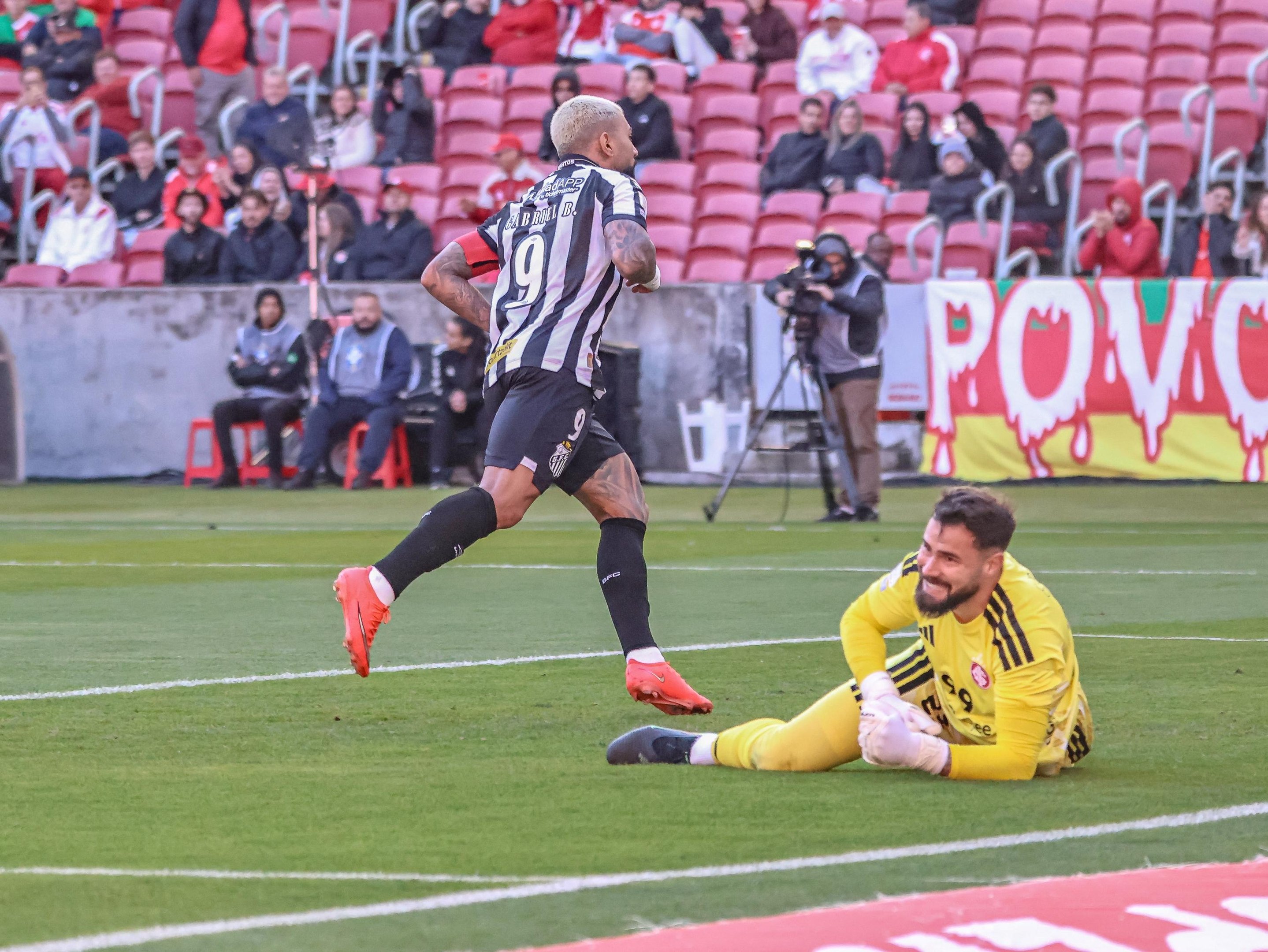 Gabigol marcou duas vezes ainda no primeiro tempo e encaminho vit&oacute;ria santista