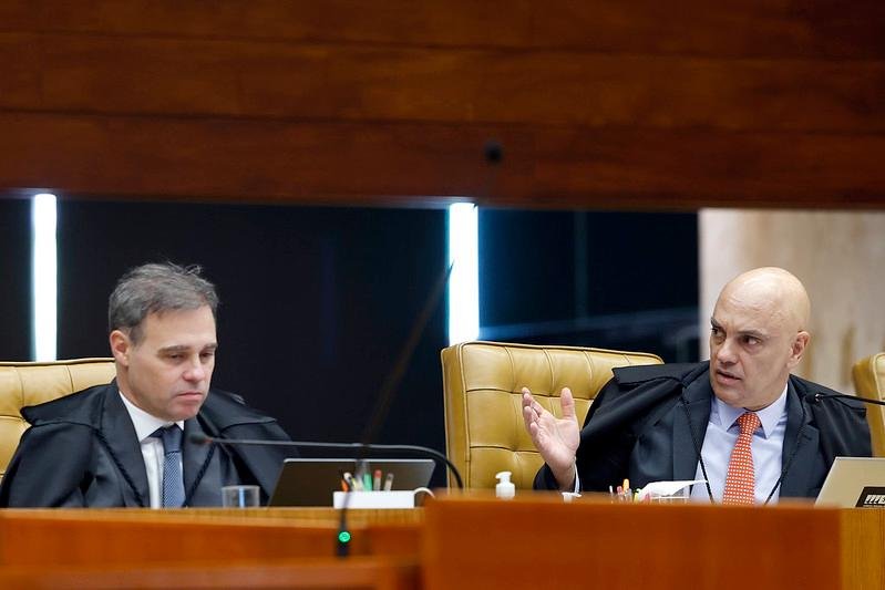 Ministros Andr&eacute; Mendon&ccedil;a e Alexandre de Moraes est&atilde;o no centro da crise no STF