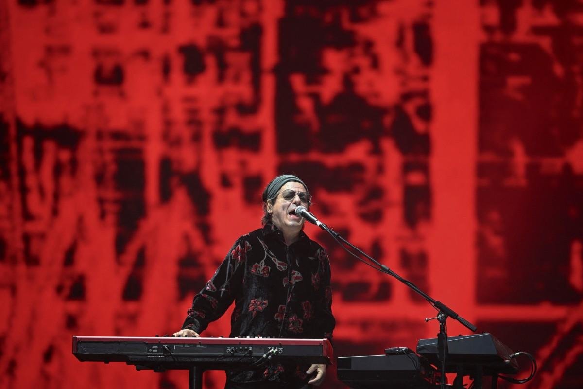 O Bar&atilde;o Vermelho do tecladista Maur&iacute;cio Barros (foto) fez apresenta&ccedil;&atilde;o nost&aacute;lgica com sucessos da banda na abertura do Palco Mundo neste terceiro dia de Rock in Rio