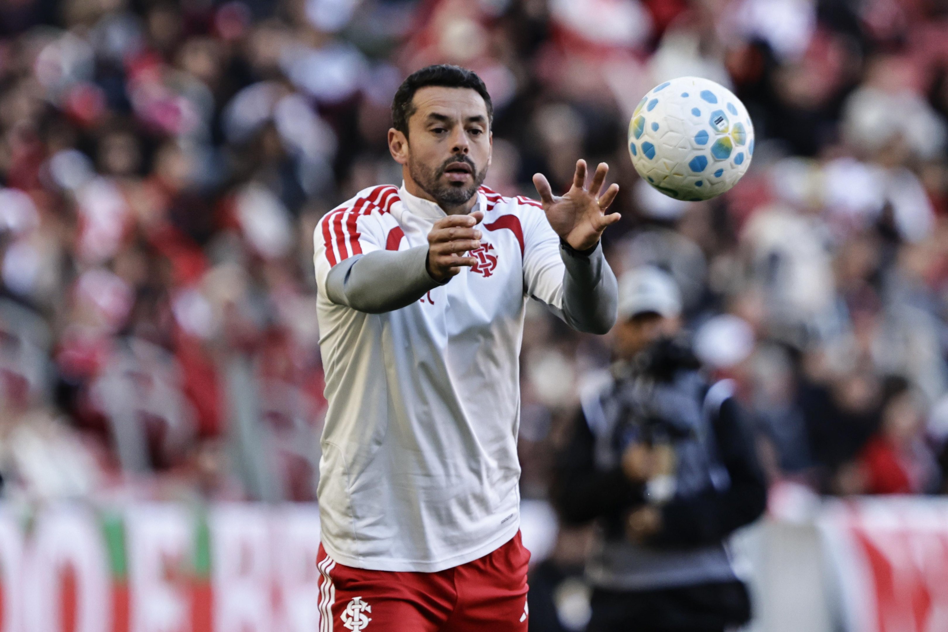 Com Pezzolano suspenso, Conde comandou o Inter na derrota para o Santos