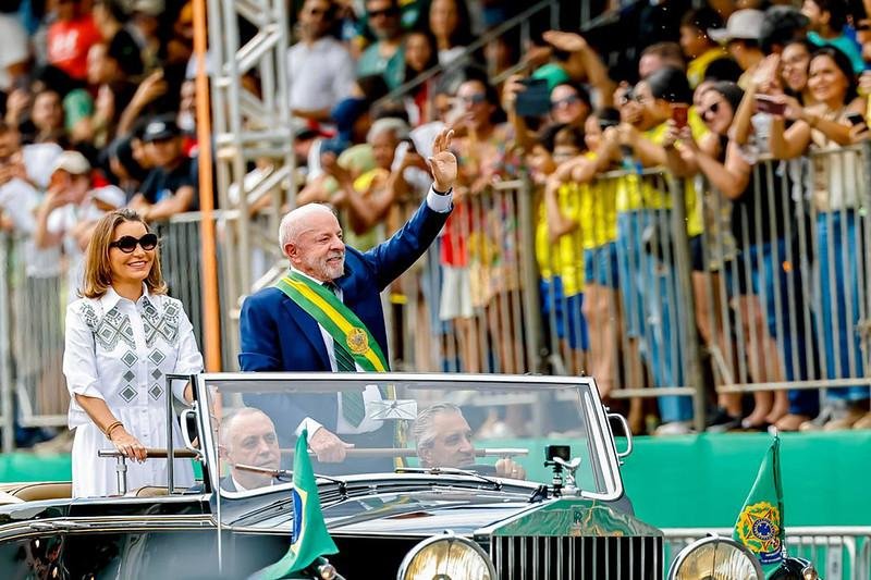 Desfile de 7 de Setembro em Bras&iacute;lia come&ccedil;a com Lula, Fachin e Alcolumbre