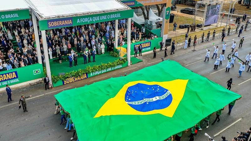 Desfile de 7 de setembro em Bras&iacute;lia foi acompanhado por Lula e apoiadores