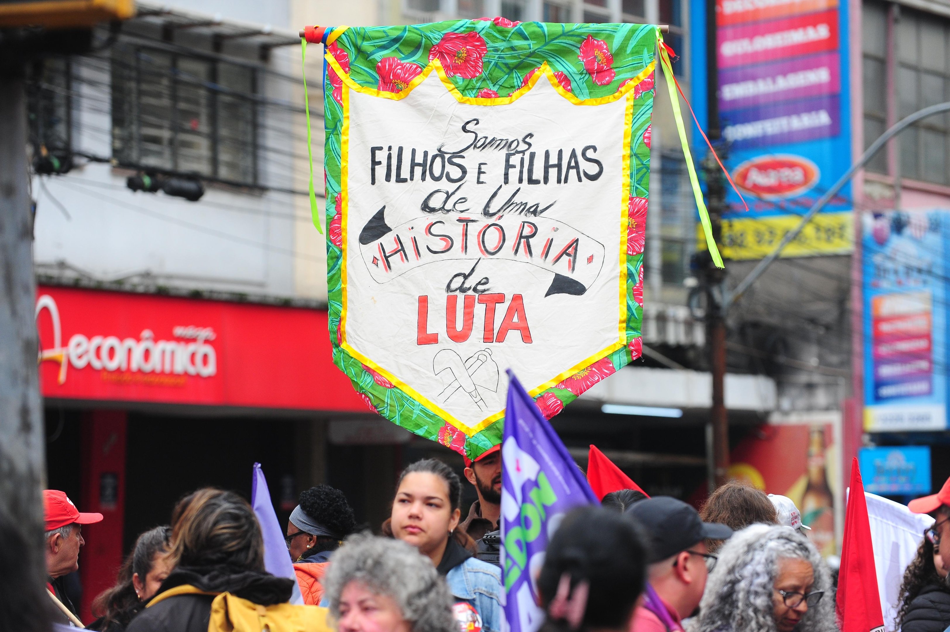 Participantes sa&iacute;ram em marcha a partir da sede do IFRS, no Centro Hist&oacute;ri