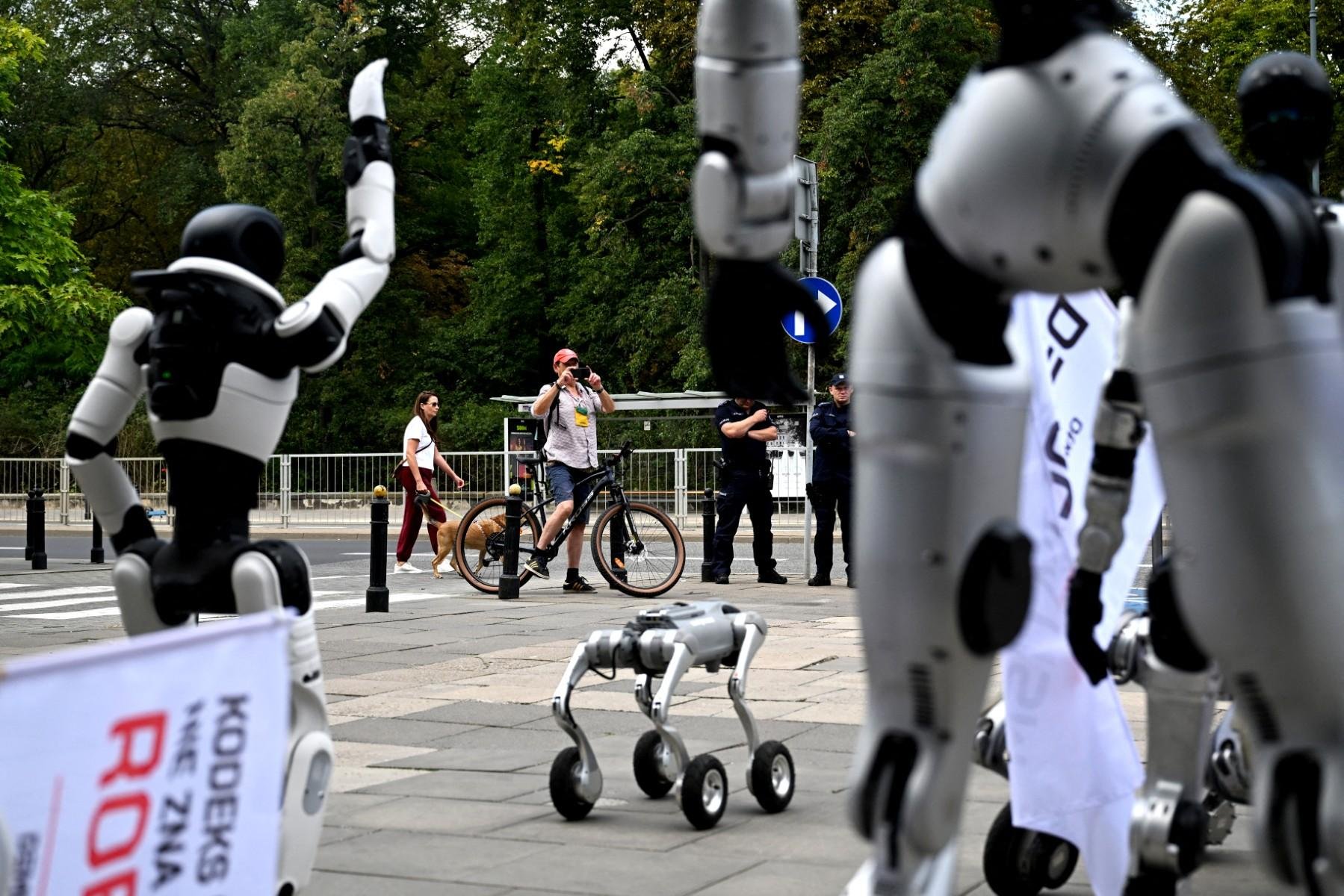 Marcha foi promovida pelo "Democratism", organiza&ccedil;&atilde;o apartid&aacute;ria, visando lan&ccedil;ar um debate sobre "como a IA e a robotiza&ccedil;&atilde;o afetam o mercado de trabalho"