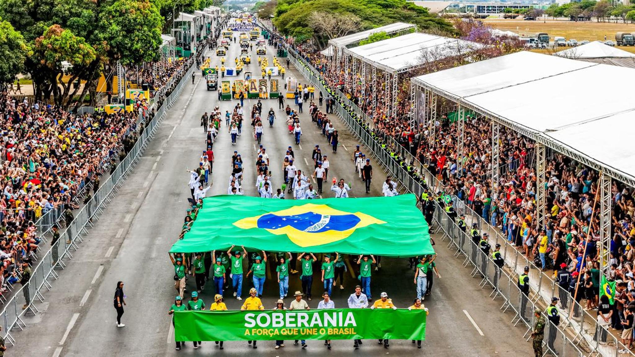 Apoiadores de Lula marcaram presen&ccedil;a no desfile
