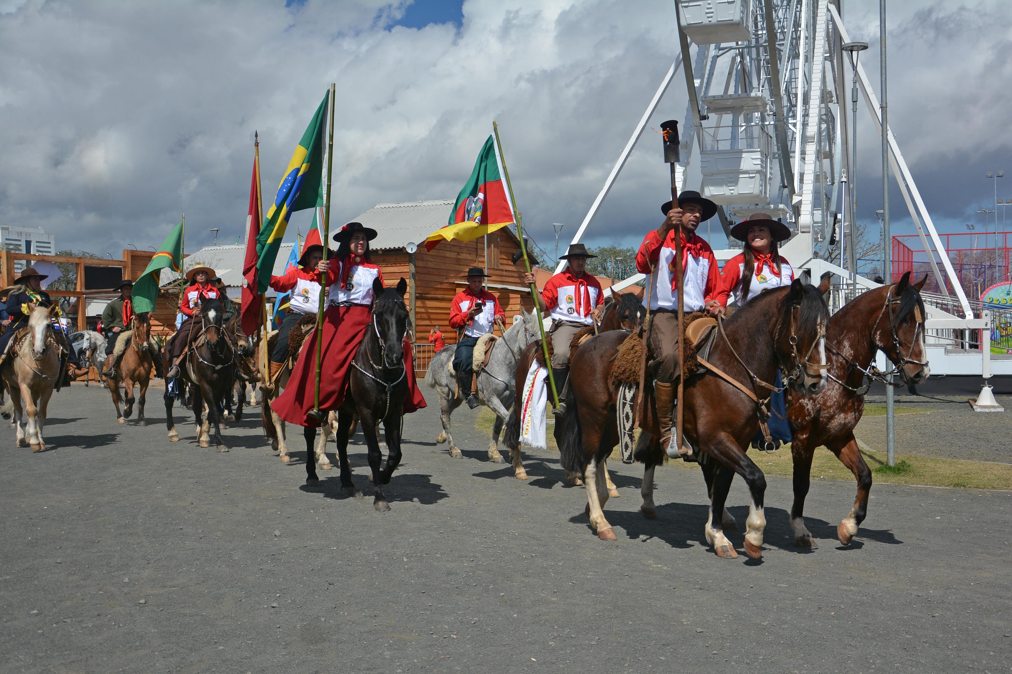 Cavalgada tradicionalista chega ao Acampamento Farroupilha