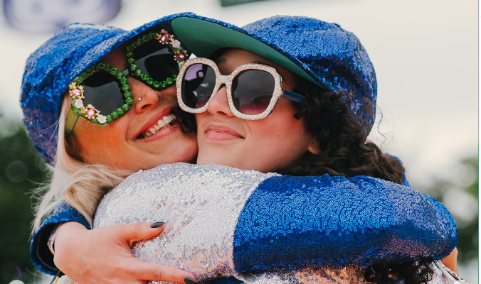 F&atilde;s de Elton John vieram vestidos a car&aacute;ter para a Cidade do Rock. Foto: Instagram / Rock in Rio / CP