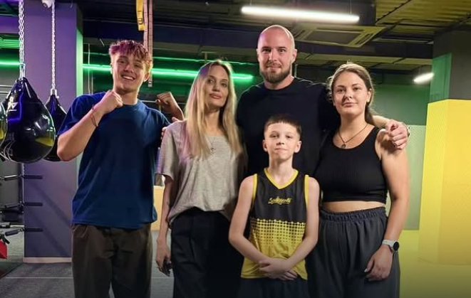 Angelina Jolie fez visita-surpresa a clube de boxe em Kharkiv, acompanhada do filho Knox. Foto: Instagram / Reprodu&ccedil;&atilde;o / CP