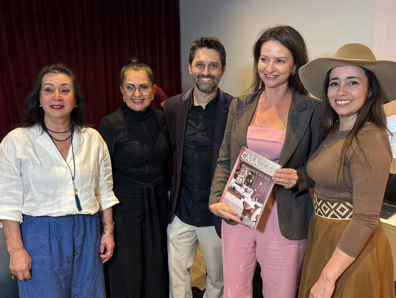 Em tarde de lan&ccedil;amento do Anu&aacute;rio CasaCor 2026", Vera Capaverde com Aclaene de Melo, Luciano Motta, Cristina da Luz, autora do ambiente que ilustra a capa do Anu&aacute;rio 2026, e Karina Capaverde, diretora da mostra CasaCor