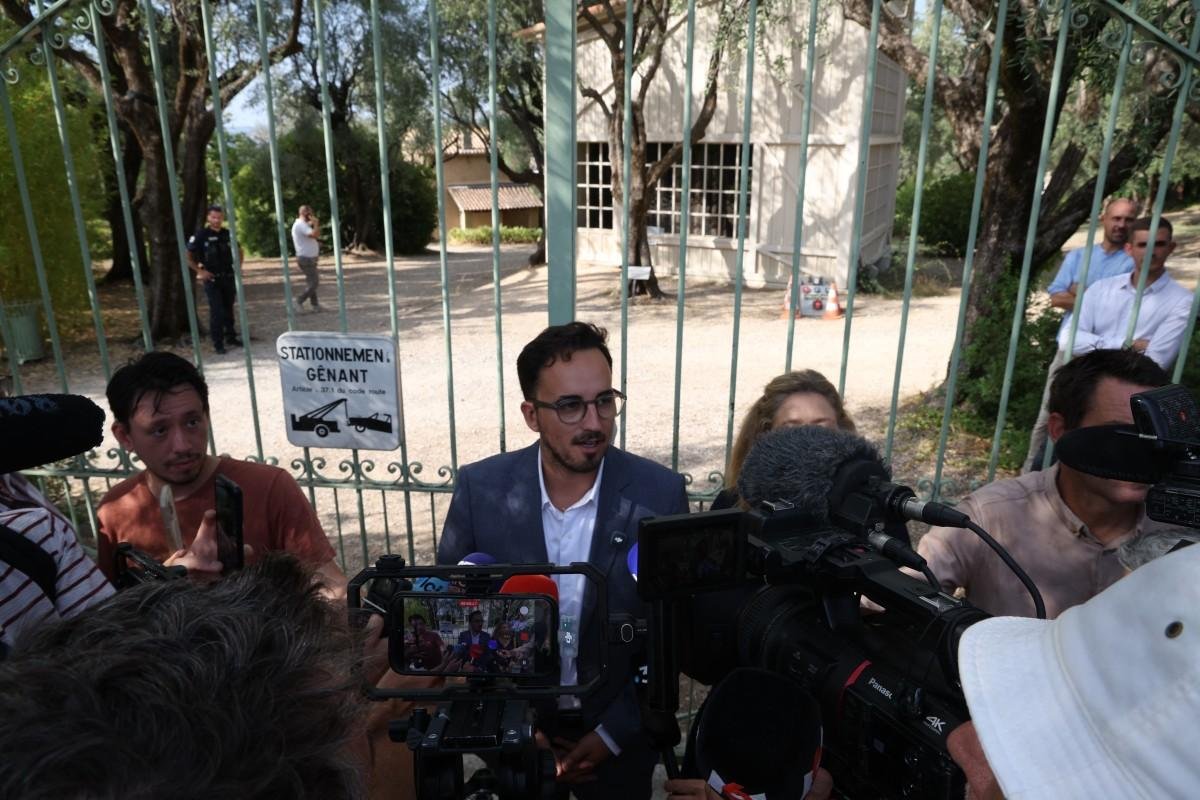 Bryan Masson, prefeito de Cagnes-sur-Mer, faz um pronunciamento em frente ao Museu Renoir ap&oacute;s o roubo de quatro pinturas