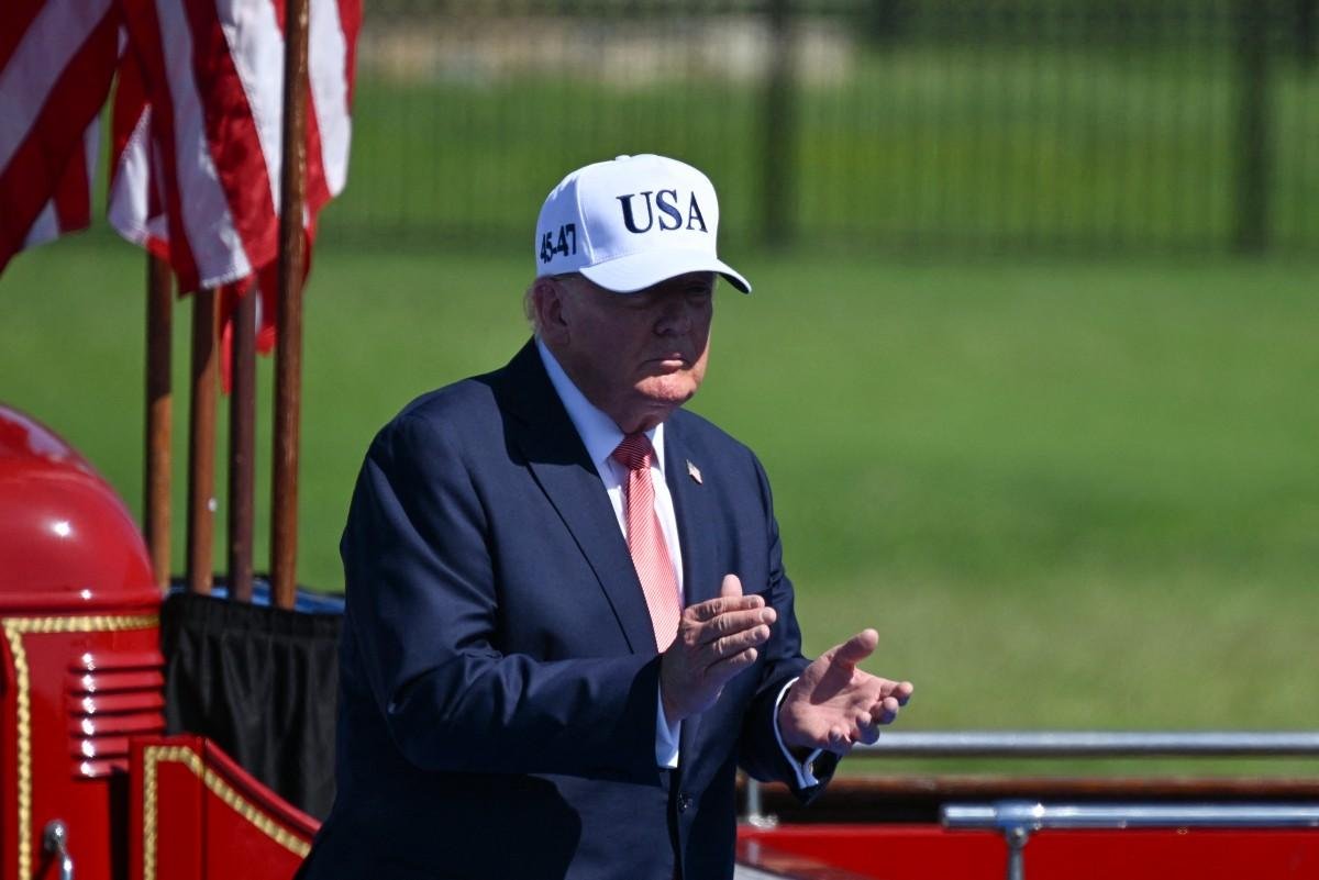 Mulheres descreveram os pagamentos de Trump como "presentes em dinheiro de fim de ano"