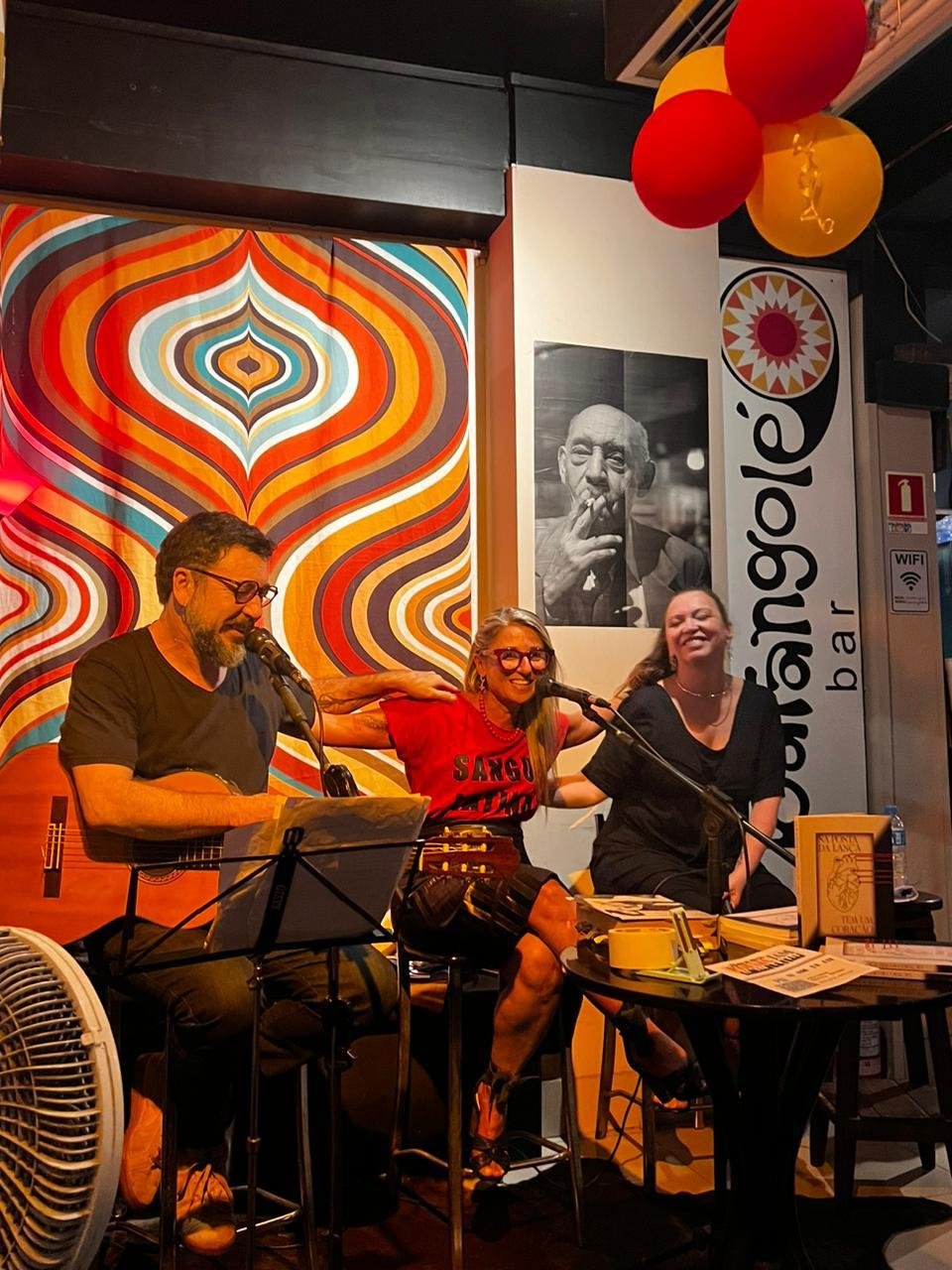 Adriana (centro) &eacute; a curadora das edi&ccedil;&otilde;es do Sarau Poesia Jam