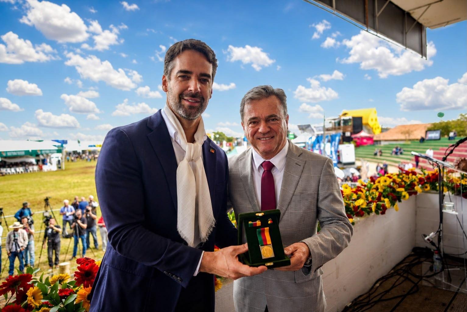 Eduardo Leite entrega a Medalha Assis Brasil a Ricardo Santin, presidente da Associa&ccedil;&atilde;o Brasileira de Prote&iacute;na Animal, na tribuna de honra do Parque Assis Brasil, durante a solenidade de abertura da 49&ordf; Expointer, em Esteio