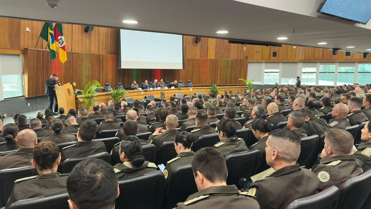 Grande n&uacute;mero de policiais militares participou do evento na sede do MPRS