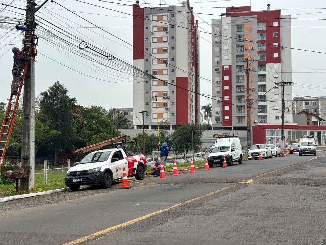Rua Onze de Junho, no bairro Oper&aacute;rio, em Novo Hamburgo, recebeu mais uma da s&eacute;rie de a&ccedil;&otilde;es de retirada de fios sem uso