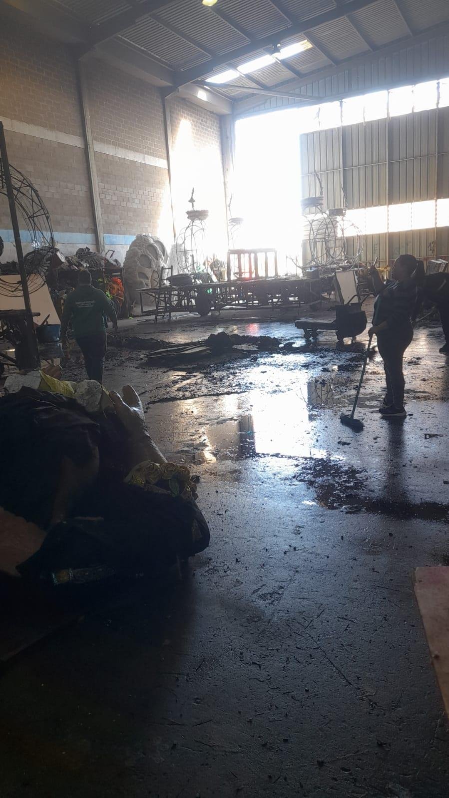 Presidente da Escola Filhos de Maria diz que inc&ecirc;ndio come&ccedil;ou ap&oacute;s l&acirc;mpada de merc&uacute;rio estourar sobre os tecidos de uma alegoria que estava em fase final de montagem
