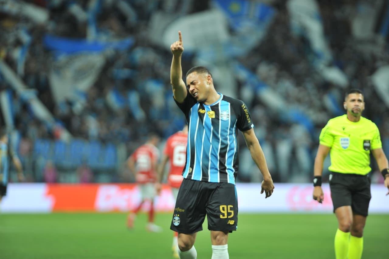 Carlos Vin&iacute;cius marcou dois gols no Gre-Nal 454