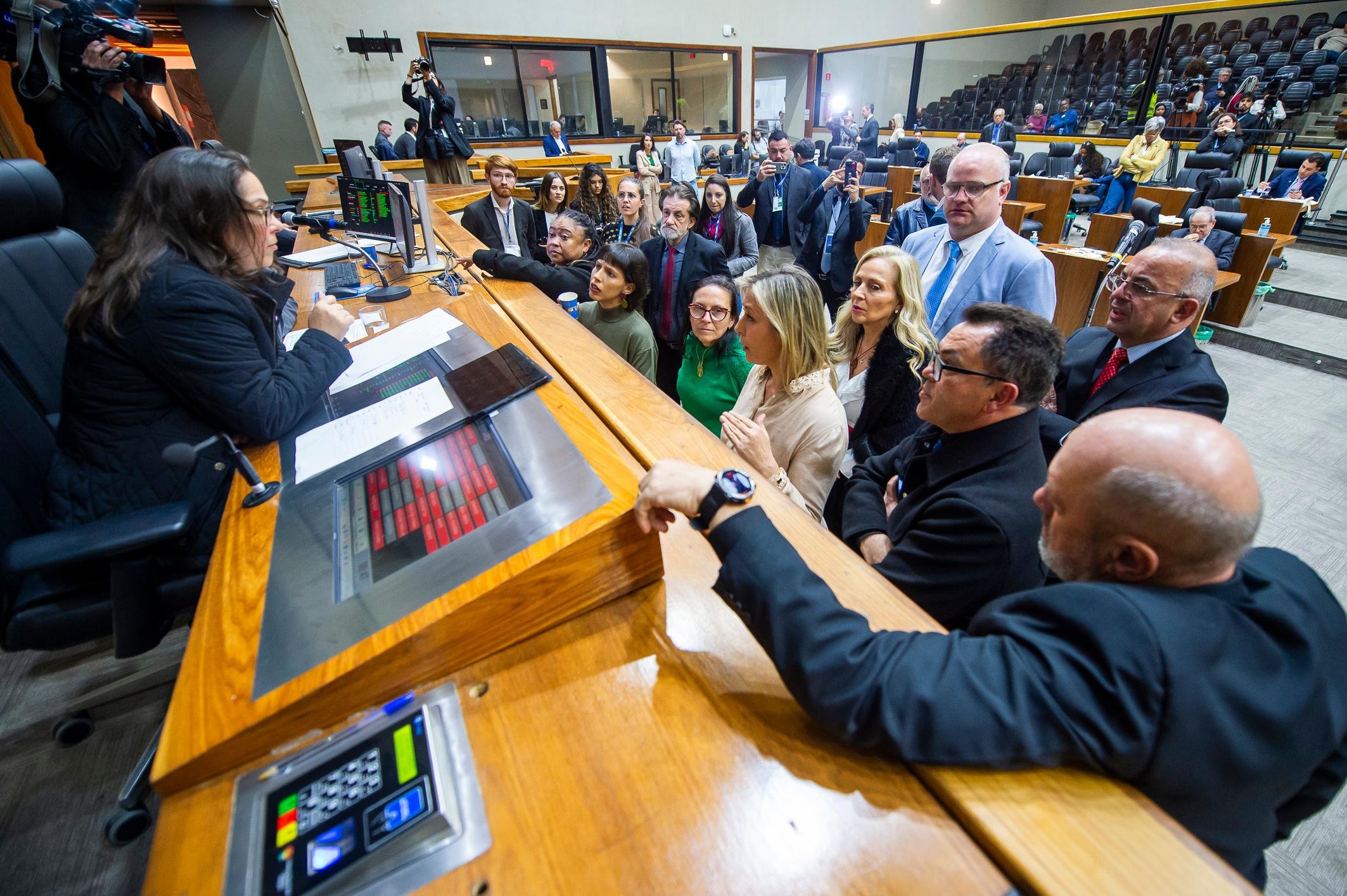 A sess&atilde;o se iniciou com embates entre oposi&ccedil;&atilde;o e situa&ccedil;&atilde;o sobre a crise no Supremo Tribunal Federal (STF)
