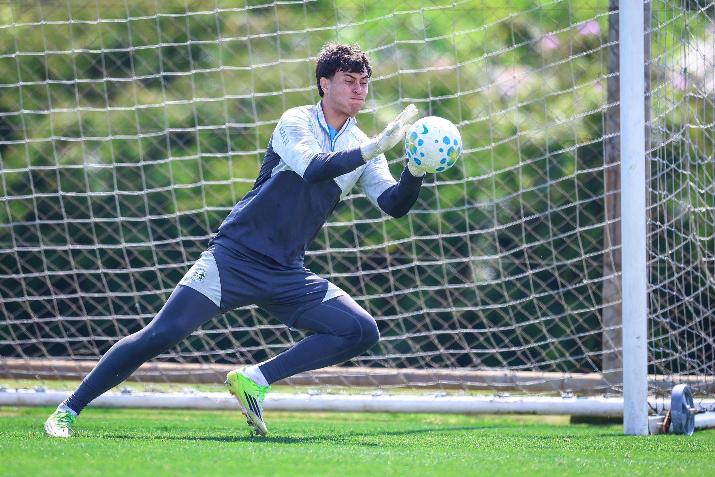 Gabriel Menegon &eacute; o quarto goleiro do Gr&ecirc;mio