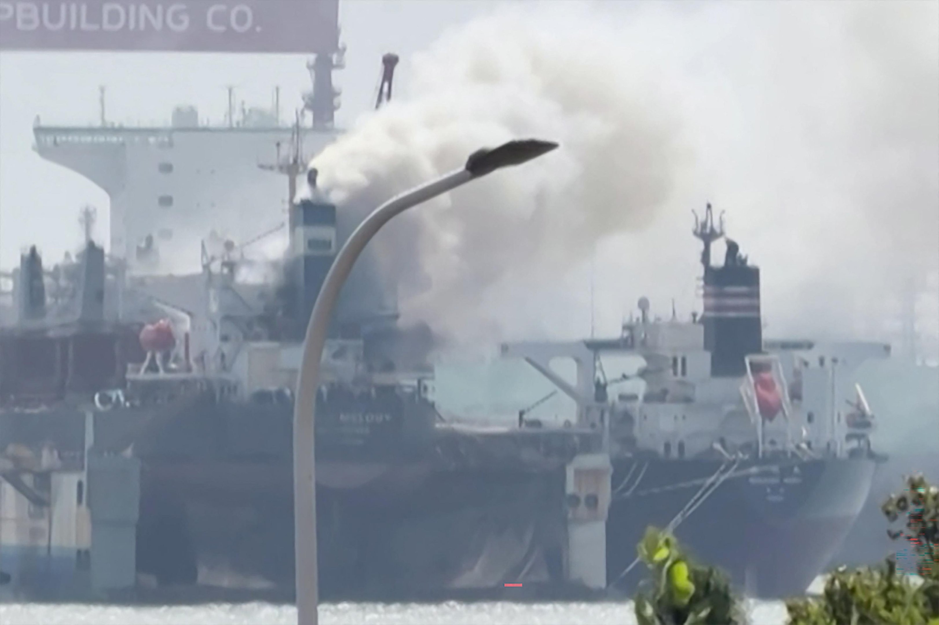Cargueiro passava por manuten&ccedil;&atilde;o em um porto de Qingdao e tinha 42 pessoas a bordo quando o fogo come&ccedil;ou