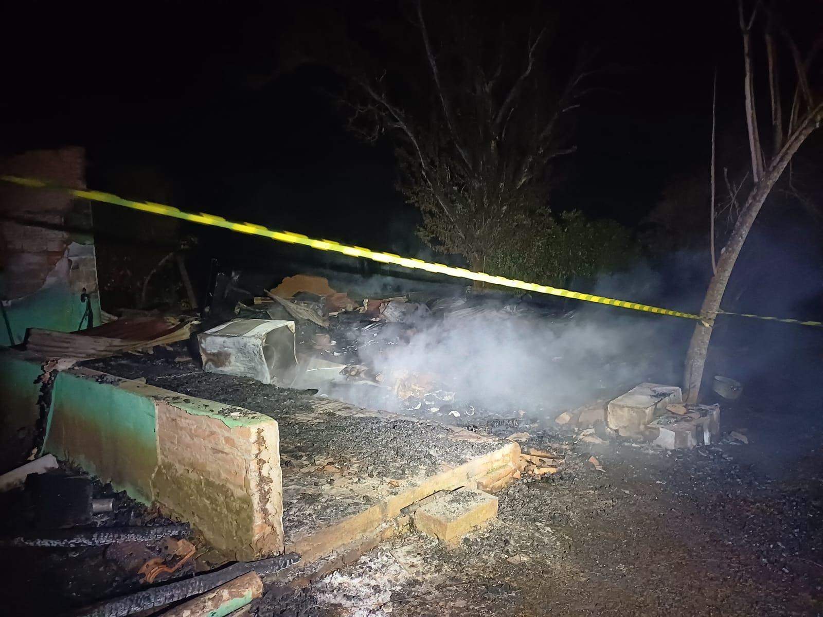 Resid&ecirc;ncia foi destru&iacute;da pelas chamas