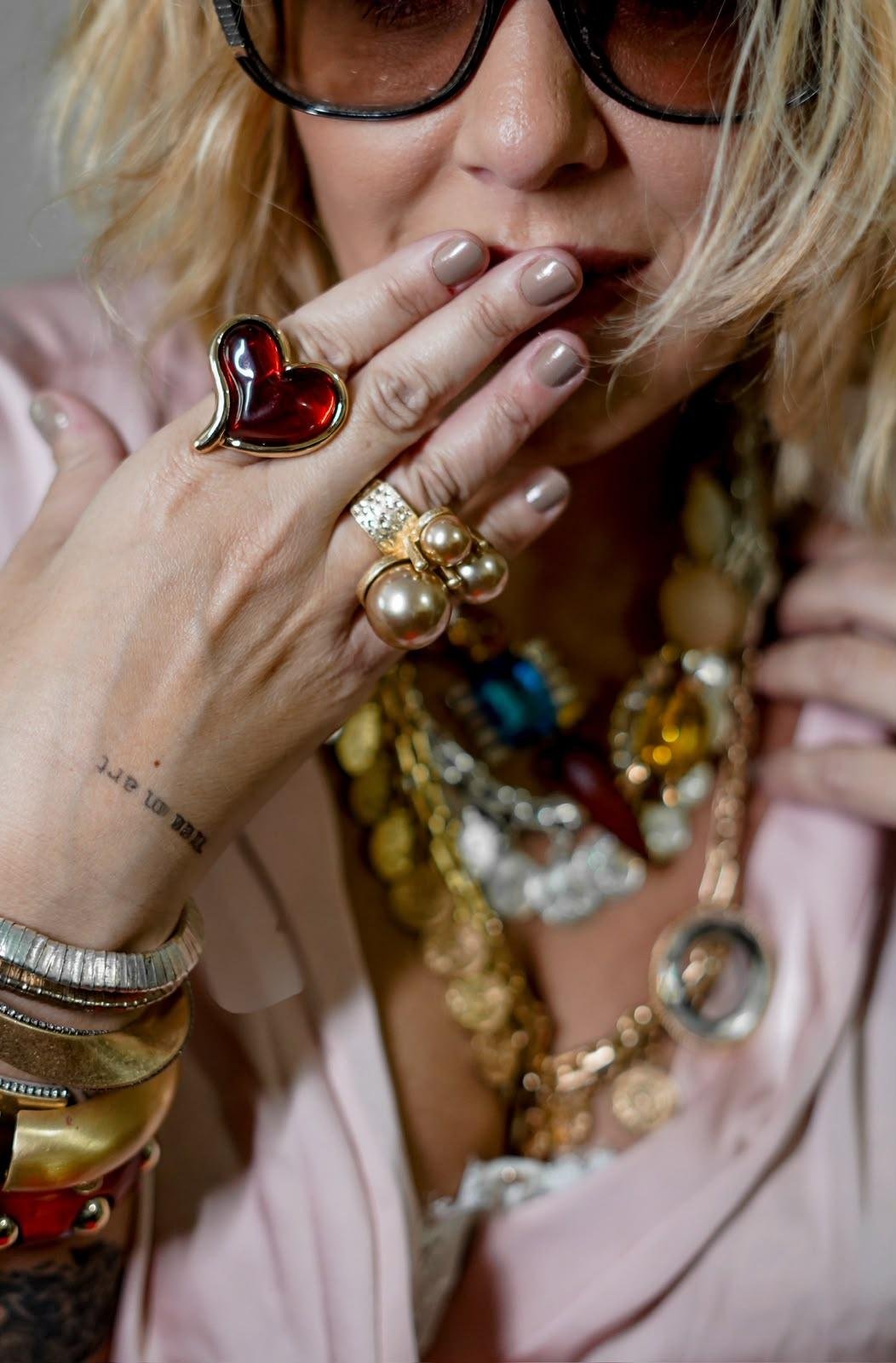 An&eacute;is de grande volume, como o modelo de cora&ccedil;&atilde;o e as pe&ccedil;as com p&eacute;rolas, dividem espa&ccedil;o com pulseiras e colares em uma composi&ccedil;&atilde;o que leva o maximalismo dos acess&oacute;rios ao limite