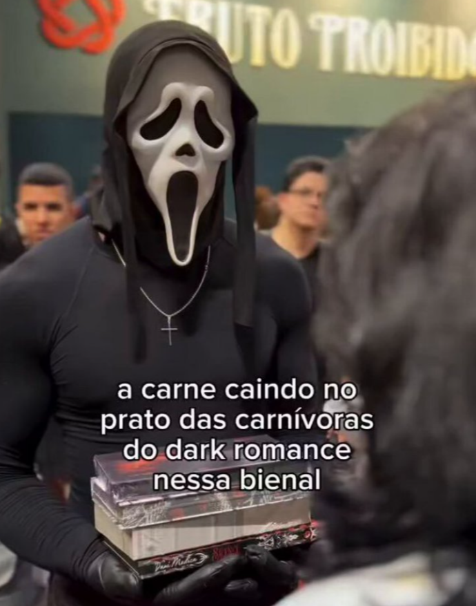 Registros tamb&eacute;m mostram o homem, que estava fantasiado de Ghostface tirando foto com leitores com poses sugestiva