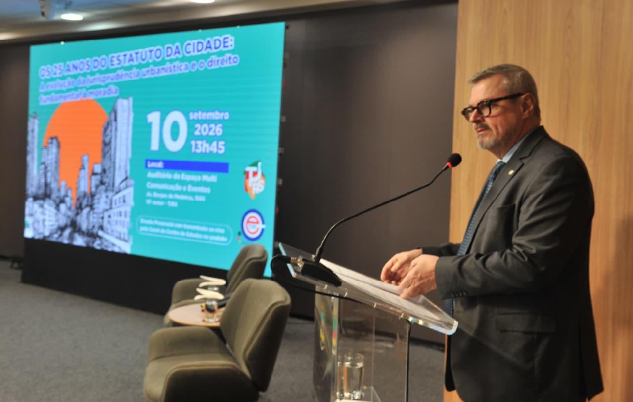 Presidente do TJRS, desembargador Eduardo Uhlein, abriu o evento destacando a import&acirc;ncia do Estatuto da Cidade para o planejamento urbano brasileiro