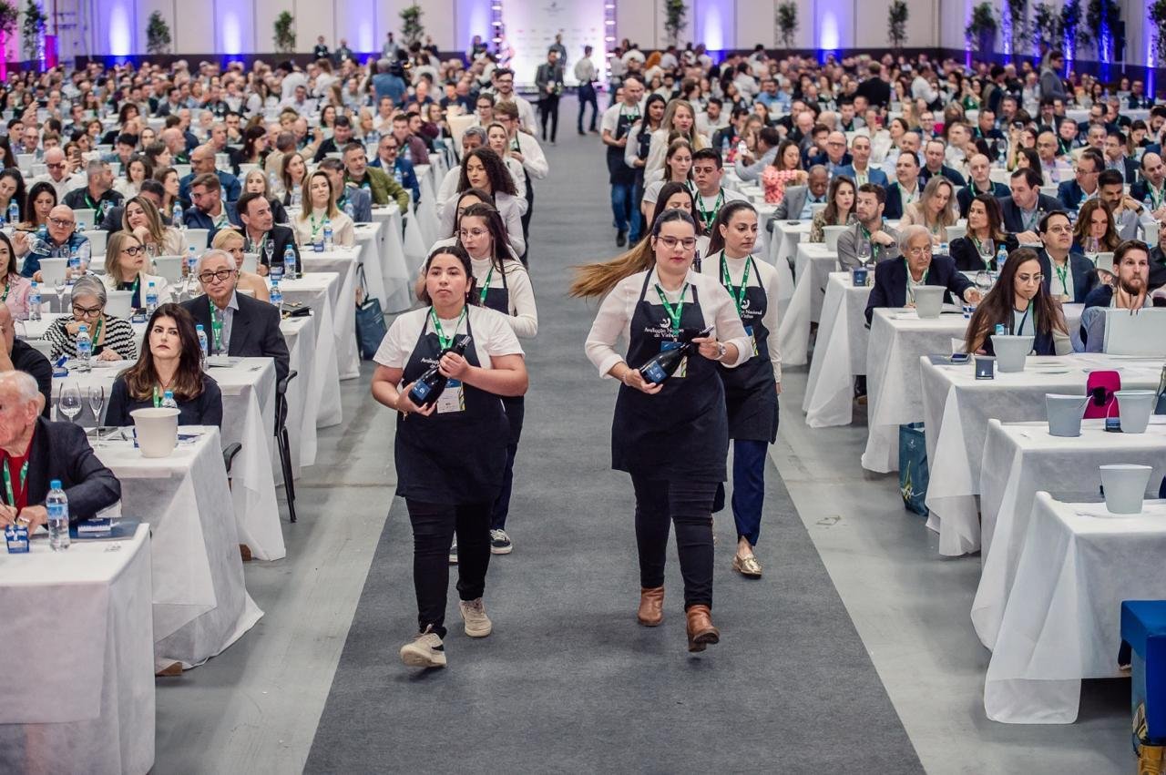 Mais de 100 en&oacute;logos selecionaram, em degusta&ccedil;&atilde;o &agrave;s cegas, os vinhos que participar&atilde;o da Avalia&ccedil;&atilde;o Nacional