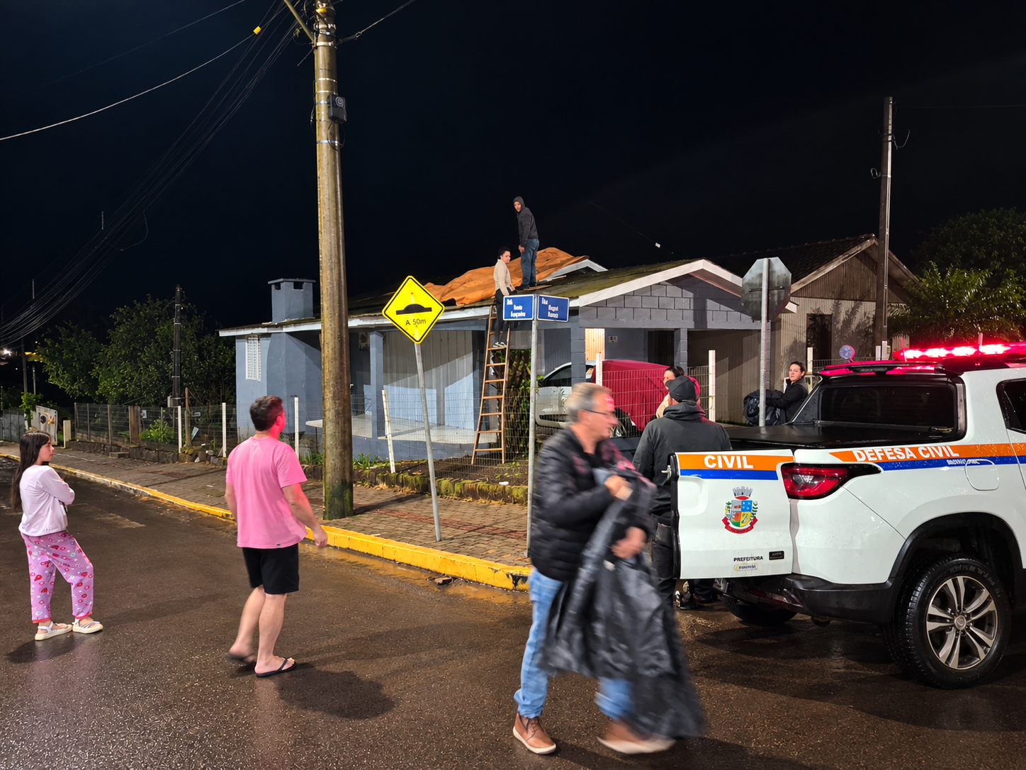 Em Seberi, a distribui&ccedil;&atilde;o de lonas come&ccedil;ou na noite de quinta-feira e segue durante toda a sexta-feira