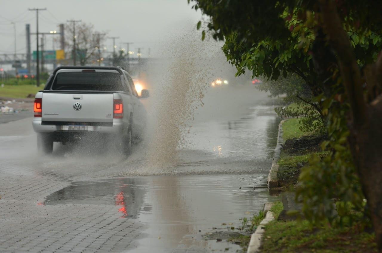 Em alguns locais de Porto Alegre foram registrados alagamentos devido a chuva, como na Volunt&aacute;rios da P&aacute;tria