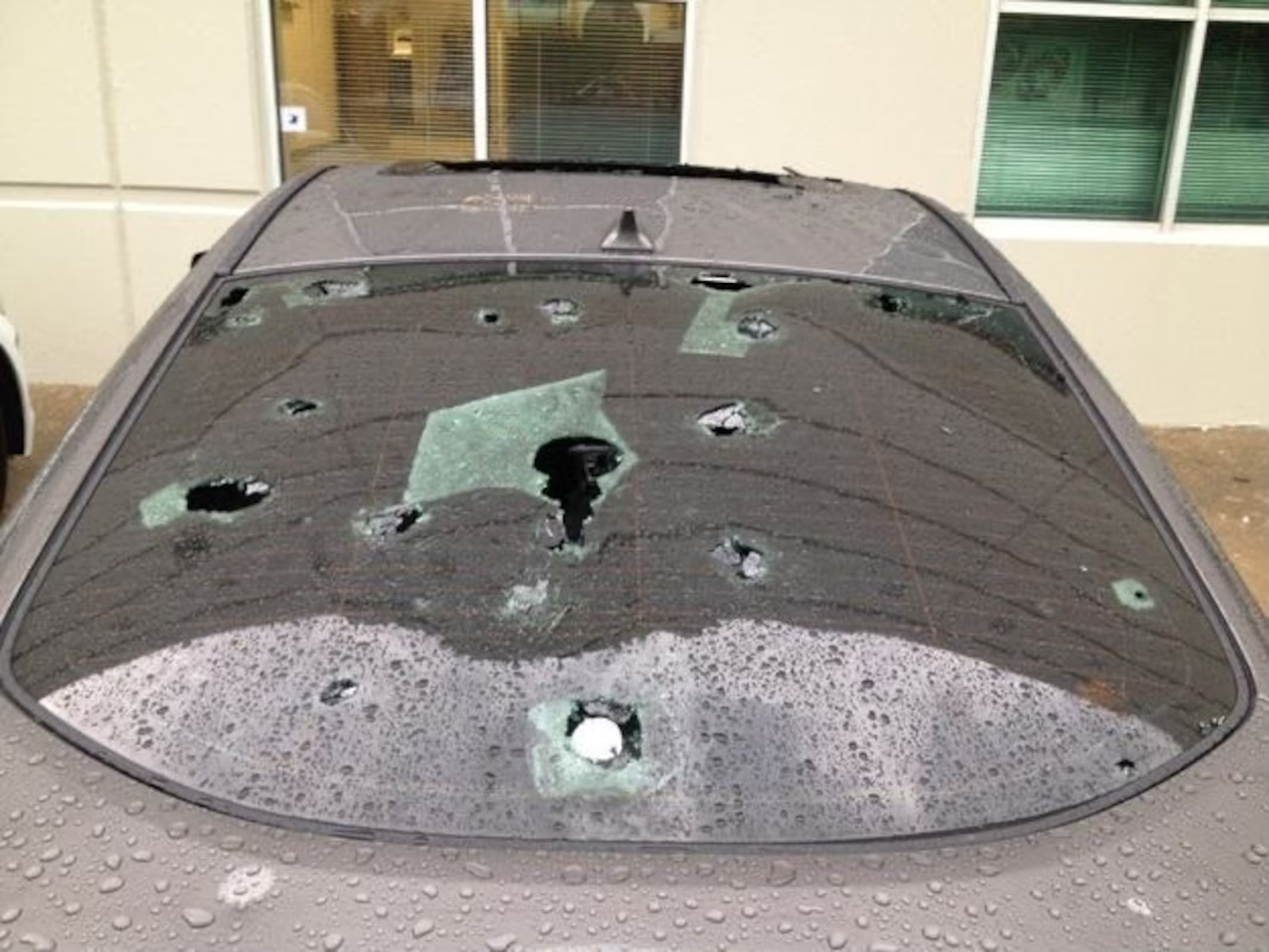 Tempestade deixou ao menos 15 buracos no para-brisa do carro