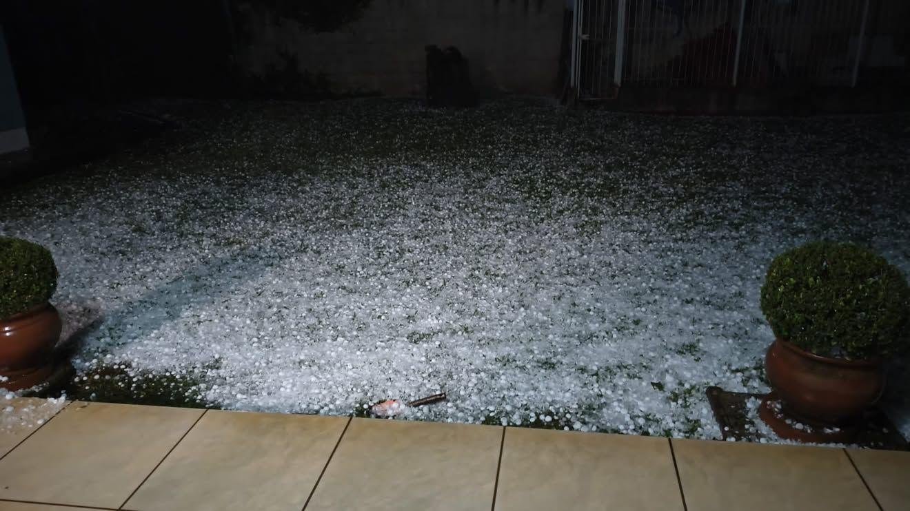 Registros da chuva de granizo que atingiu Santa Bárbara do Sul na madrugada desta sexta-feira