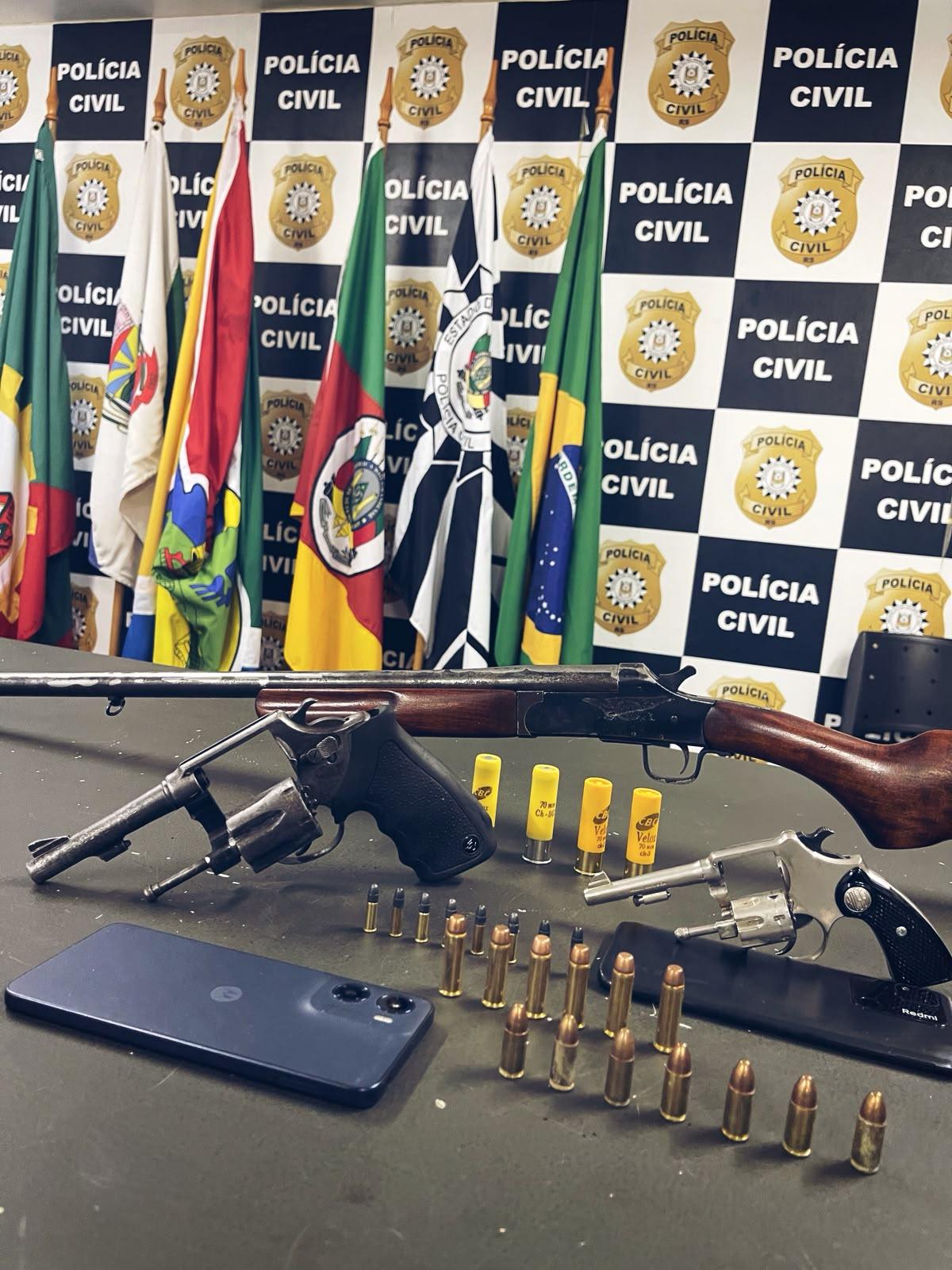 Armas foram apreendidas pela Pol&iacute;cia Civil durante a a&ccedil;&atilde;o