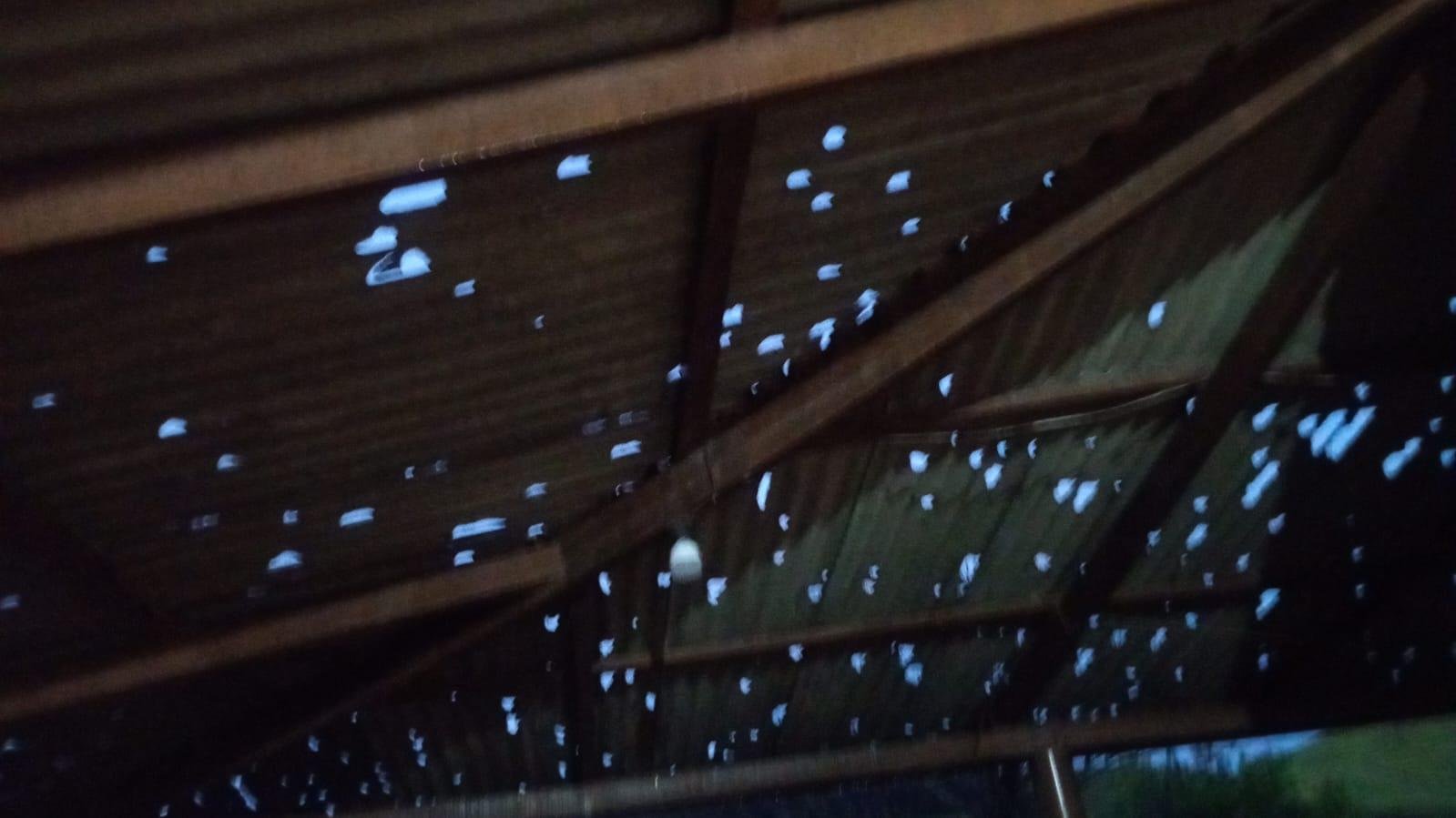 V&aacute;rios telhados ficaram completamente destru&iacute;dos ap&oacute;s a tempestade