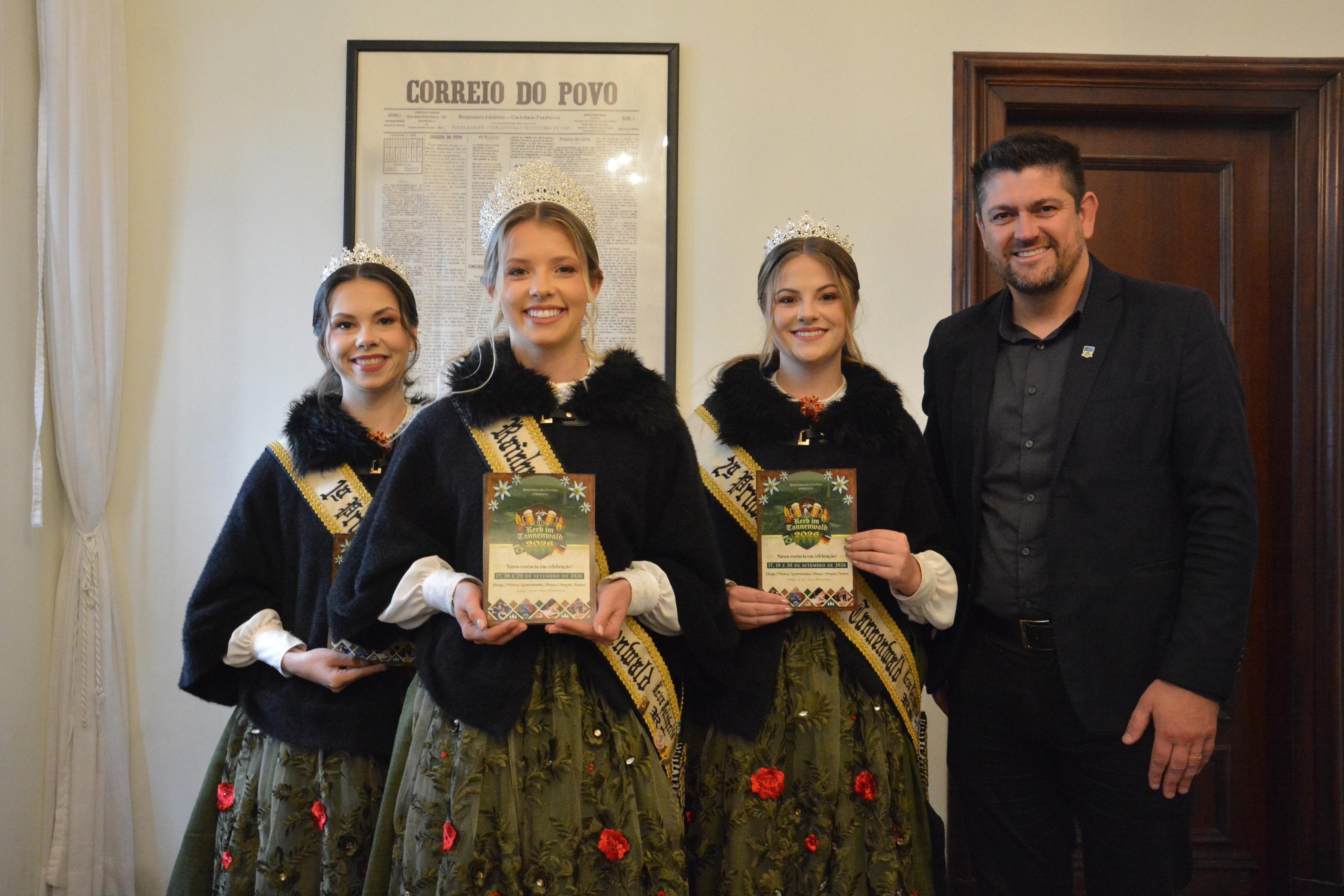 Vice-prefeito de Nova Petr&oacute;polis, Alexandre da Silva, acompanhado da rainha Estefani Sch&auml;fer e das princesas Dandara Beck e Camille Soares