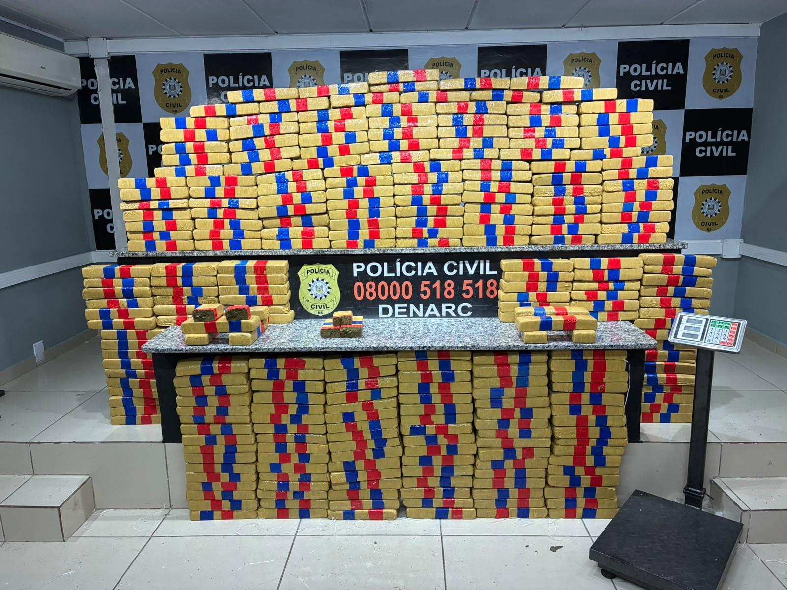 Centenas de tijolos de maconha foram localizados na a&ccedil;&atilde;o