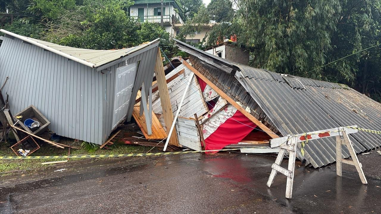 Barranco desliza em Campo Bom e casa desmorona na rua Alberto Mosmann, em Campo Bom