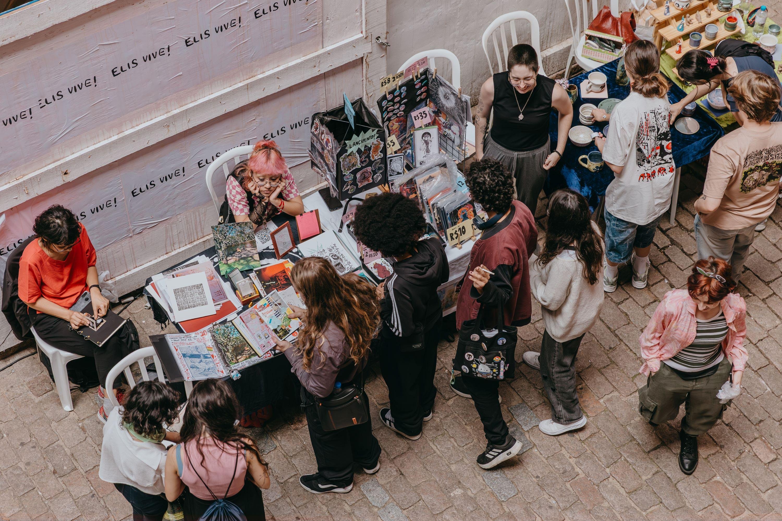 A Feira Arreganho ocupa a Travessa dos Cataventos com bancas de artes gr&aacute;ficas, publica&ccedil;&otilde;es independentes e artesanato