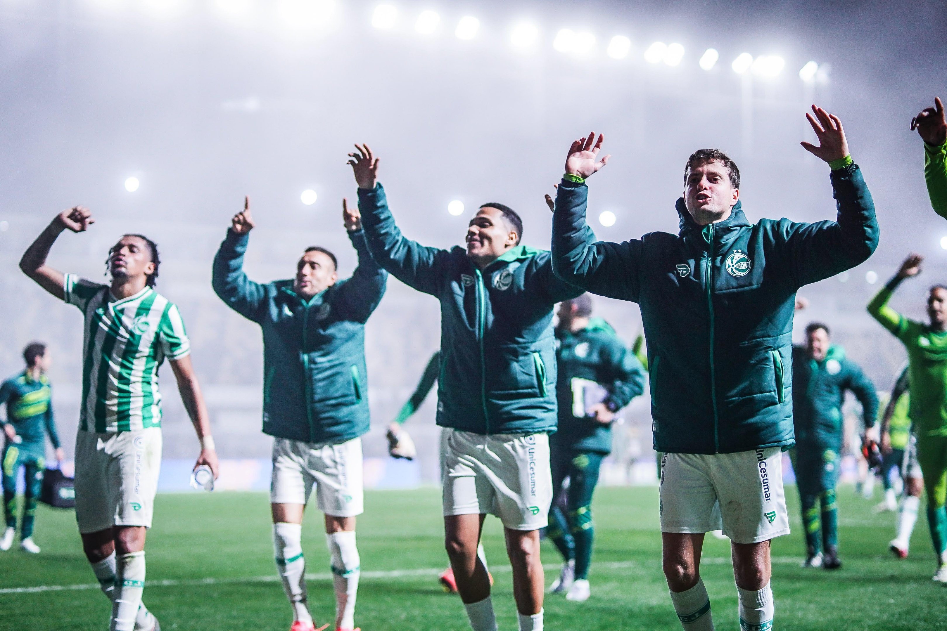 Jogadores do Juventude comemoram a vit&oacute;ria no Heriberto H&uuml;lse contra o Crici&uacute;ma