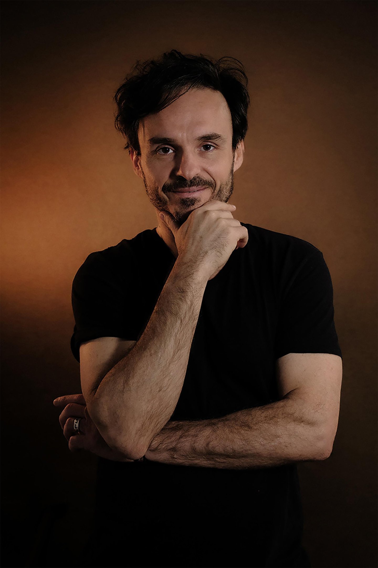 Ator Gustavo Falc&atilde;o &eacute; um dos destaques do filme &lsquo;Elize: Sombras de Uma Mulher&rsquo;, que estreou no dia 22 de julho na Netflix