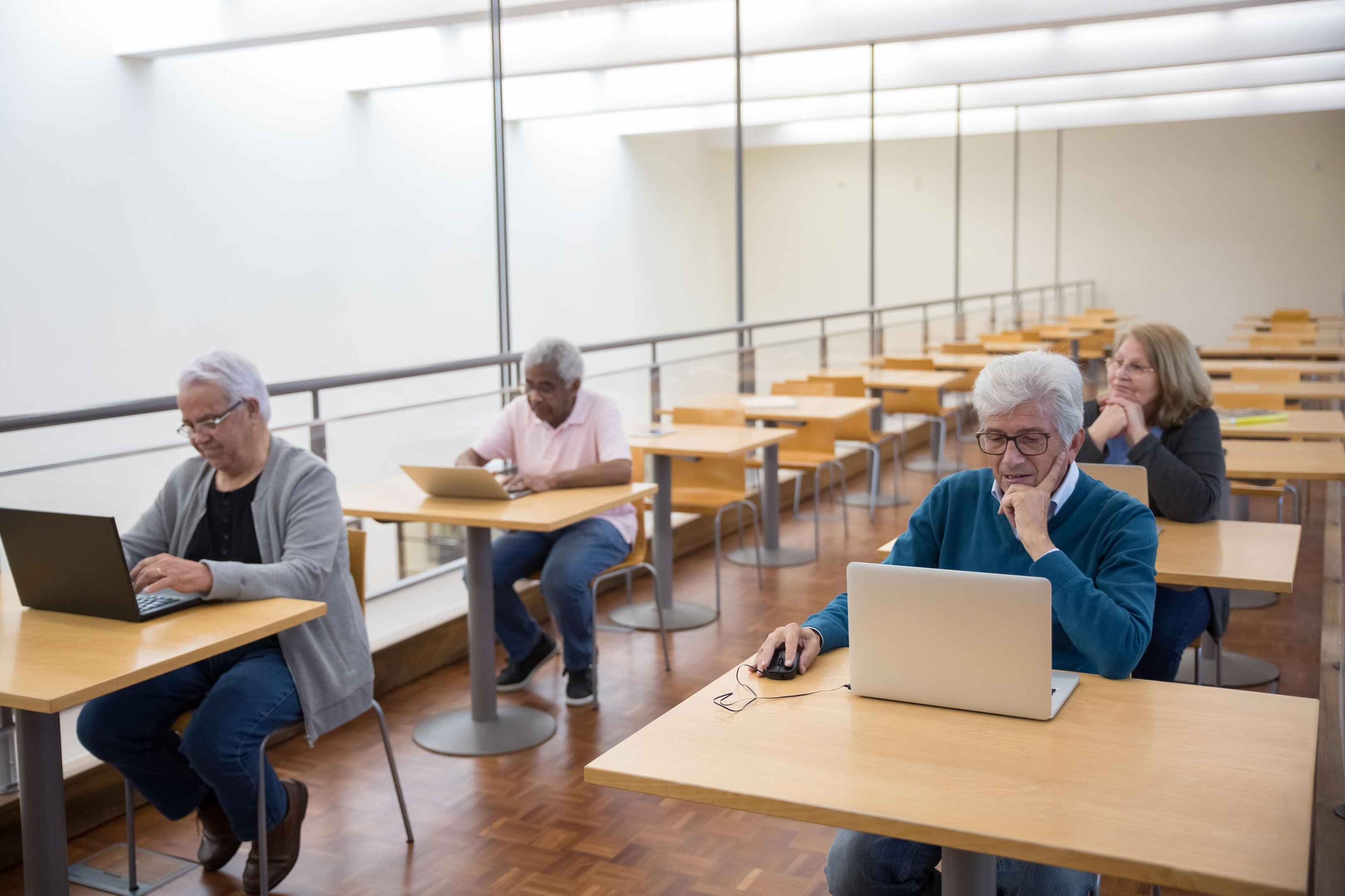 Ensino passa a oferecer forma&ccedil;&atilde;o a pessoas idosas que n&atilde;o tiveram acesso aos ensinos Fundamental ou M&eacute;dio