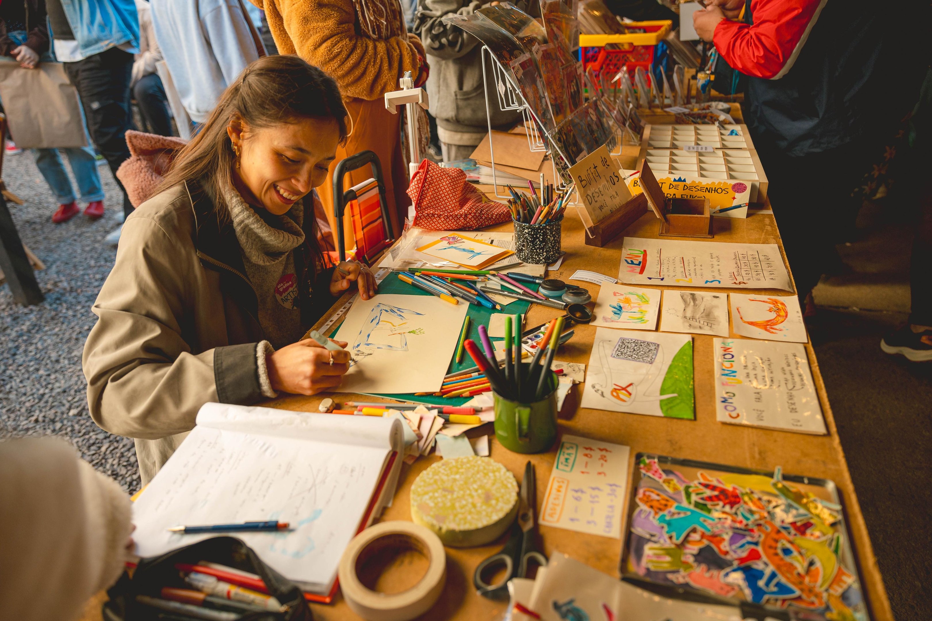 Com desenhos r&aacute;pidos e espont&acirc;neos, Lara Fuke cria obras a partir da imagina&ccedil;&atilde;o dos clientes