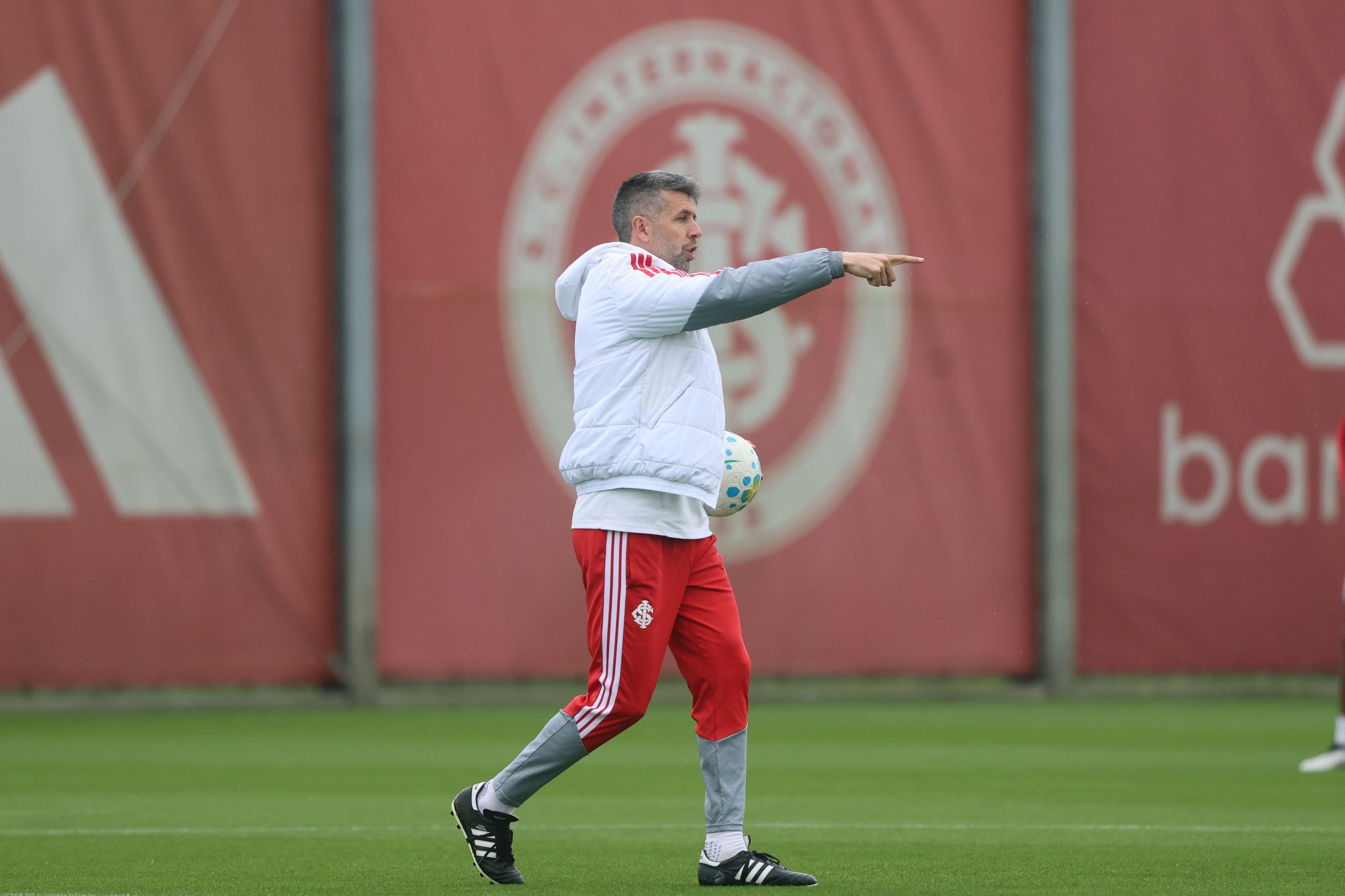 Pezzolano corre o risco de perder o emprego em caso de novo trope&ccedil;o do Inter