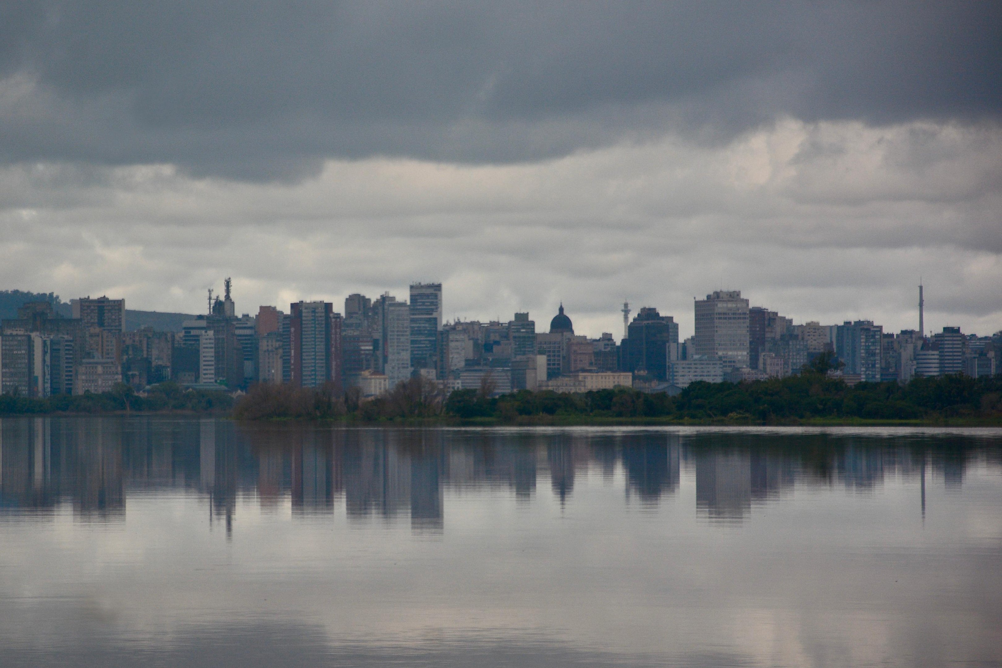 Na Capital, Porto Alegre ter&aacute; c&eacute;u nublado, com m&iacute;nima de 13&deg;C e m&aacute;xima de 18&deg;C