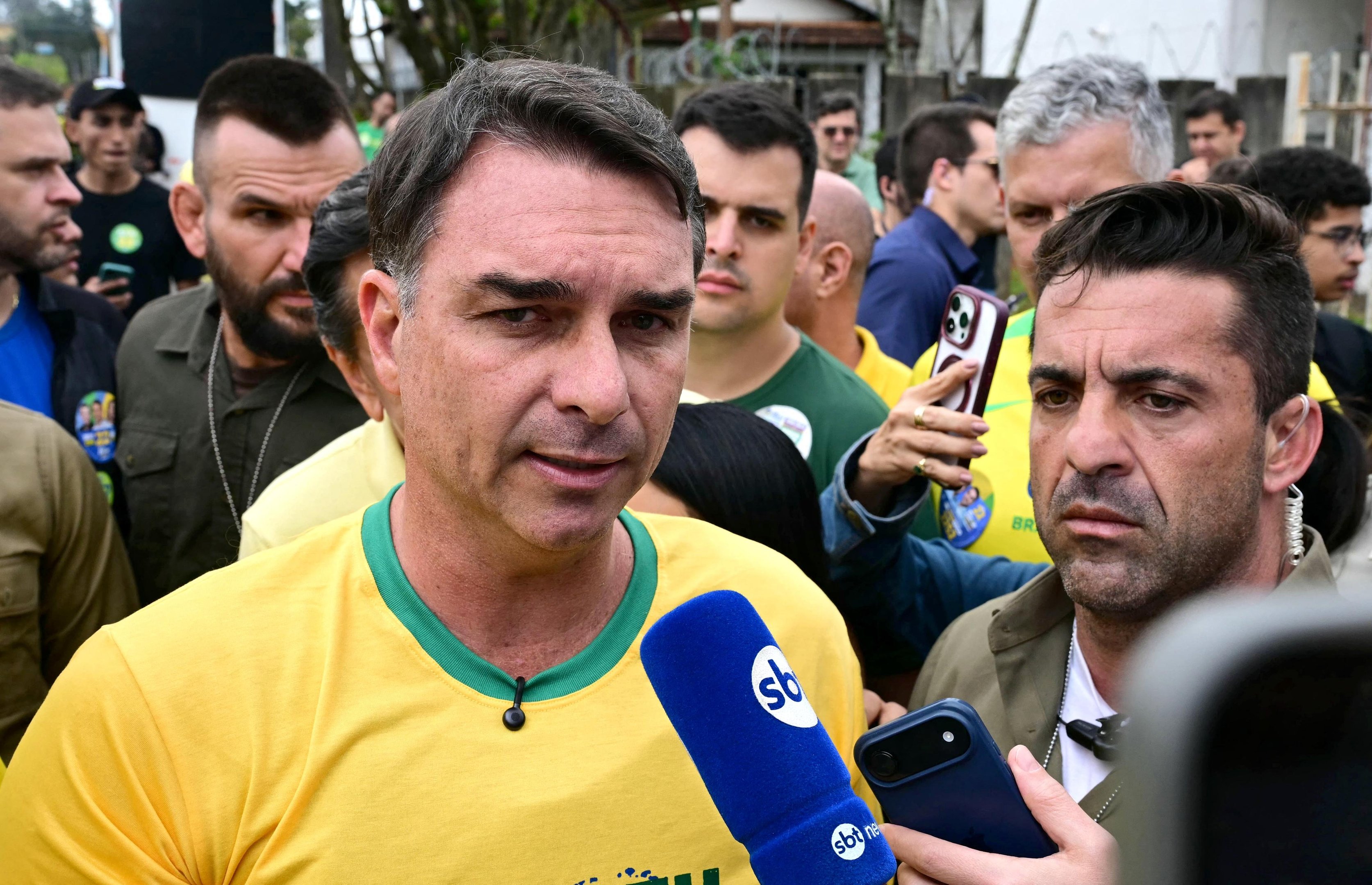 Para advogados de Fl&aacute;vio Bolsonaro, decis&atilde;o de Dino &eacute; &ldquo;interfer&ecirc;ncia na decis&atilde;o eleitoral"