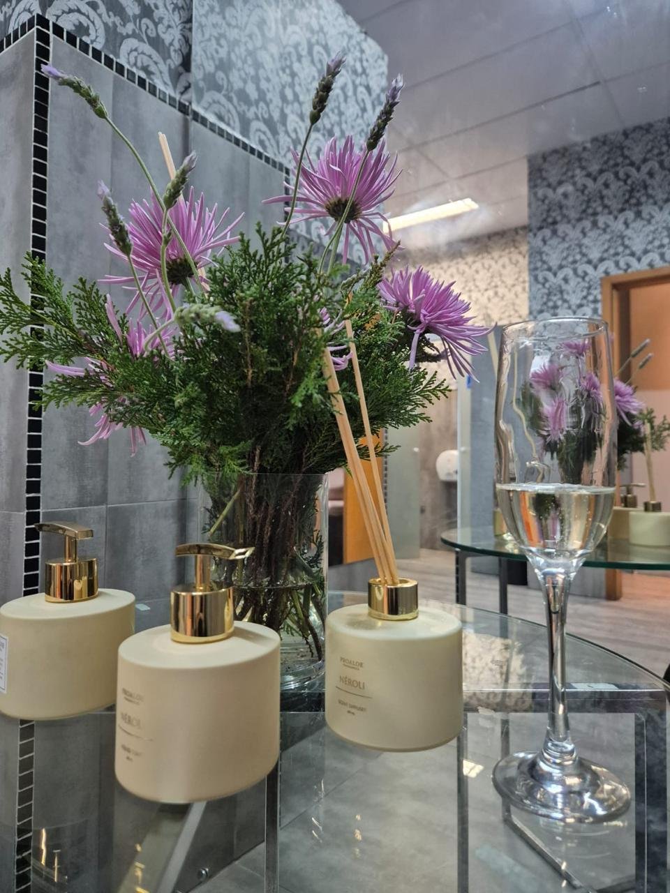 Difusores e sabonetes l&iacute;quidos da fragr&acirc;ncia N&eacute;roli foram usados em diferentes ambientes da Casa Vetro