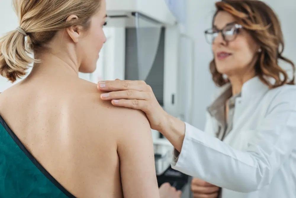 O acompanhamento m&eacute;dico e os exames de rotina s&atilde;o aliados importantes na preven&ccedil;&atilde;o e no diagn&oacute;stico precoce do c&acirc;ncer ap&oacute;s os 50 anos