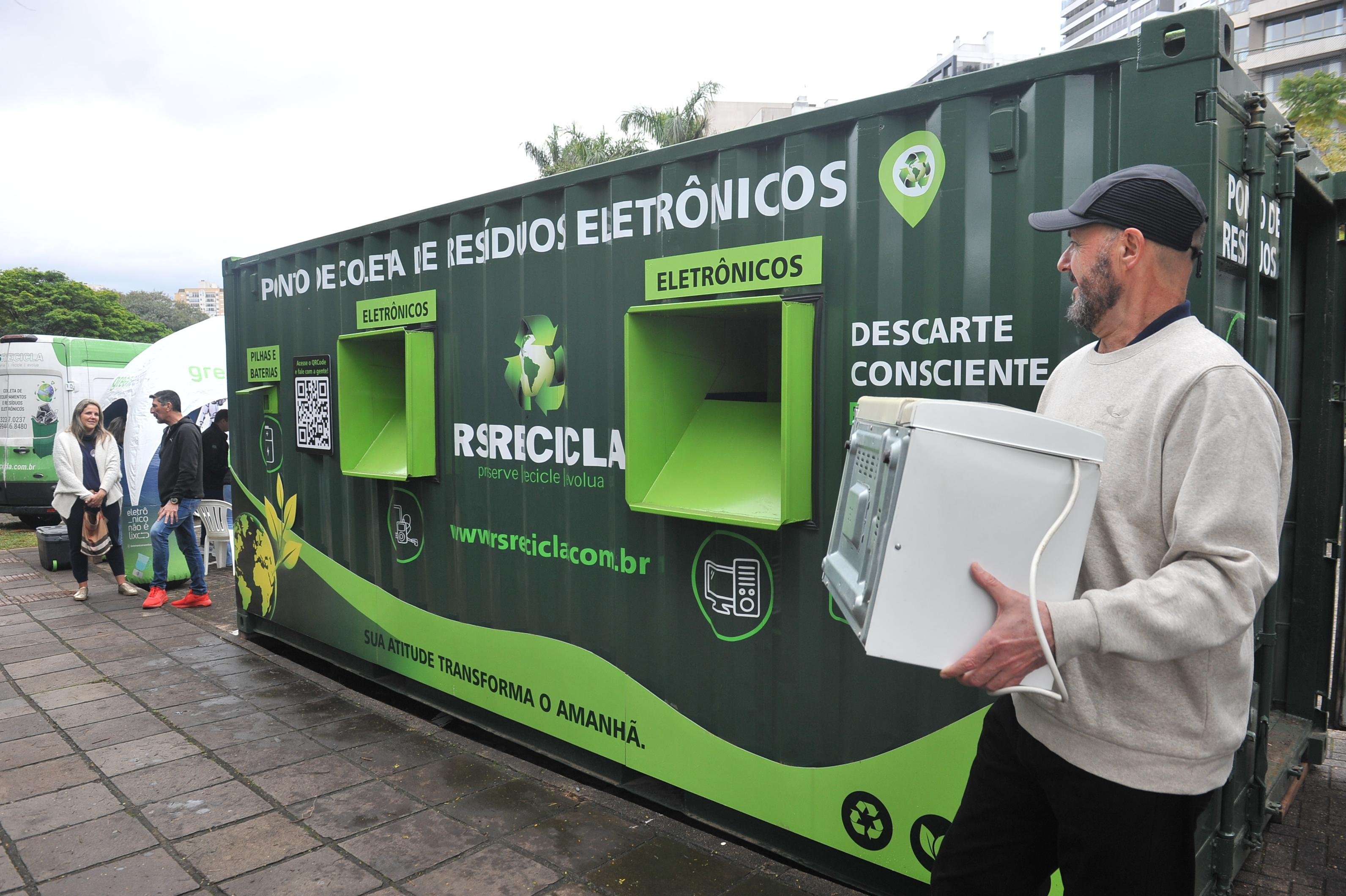 Morador do bairro Jardim Europa aproveitou a instala&ccedil;&atilde;o do cont&ecirc;iner para descartar um micro-ondas